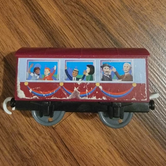 Thomas & Friends Trackmaster Caitlin with 2 Cars - Picture 7 of 8